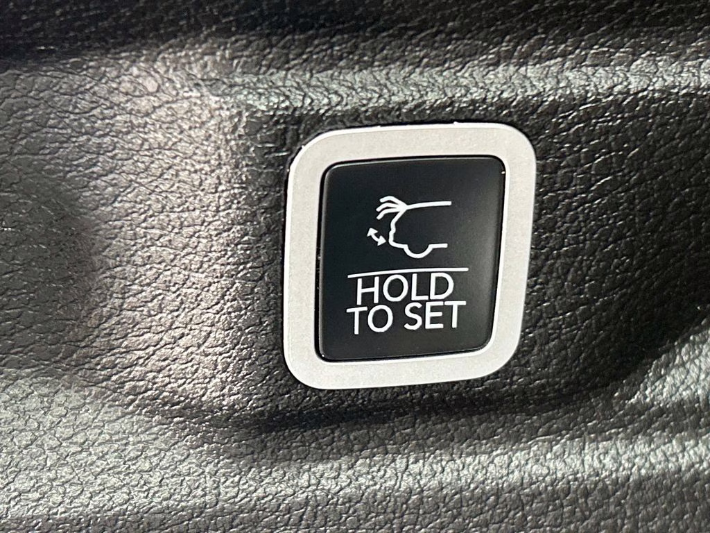 2024 Diamond Black Crystal Pearlcoat Jeep Grand Cherokee L Limited 4X4 SUV