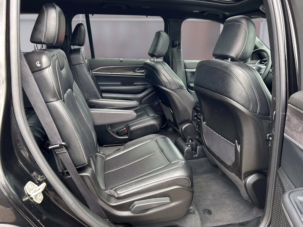 2024 Diamond Black Crystal Pearlcoat Jeep Grand Cherokee L Limited 4X4 SUV