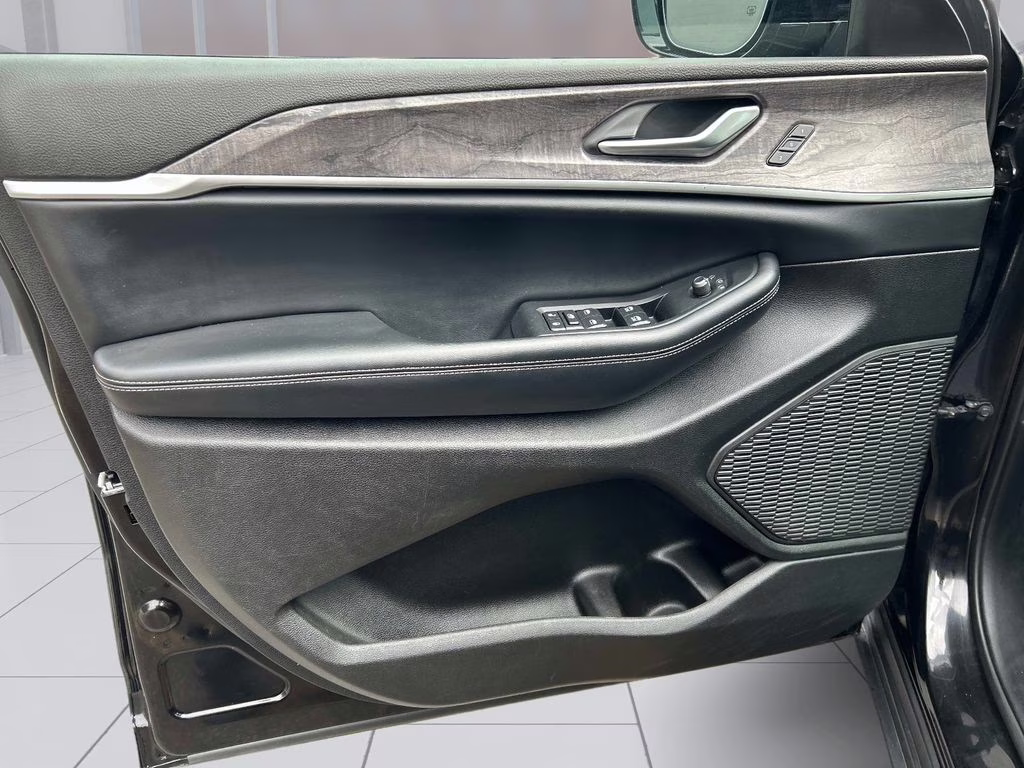 2024 Diamond Black Crystal Pearlcoat Jeep Grand Cherokee L Limited 4X4 SUV