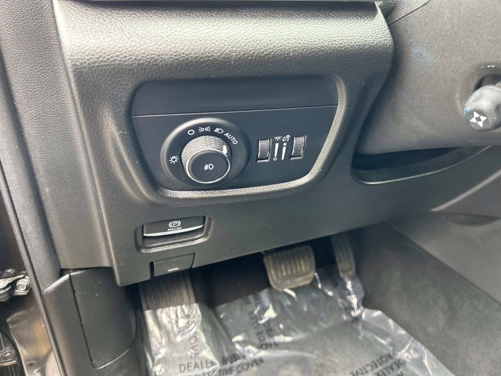 2024 Diamond Black Crystal Pearlcoat Jeep Grand Cherokee L Limited 4X4 SUV