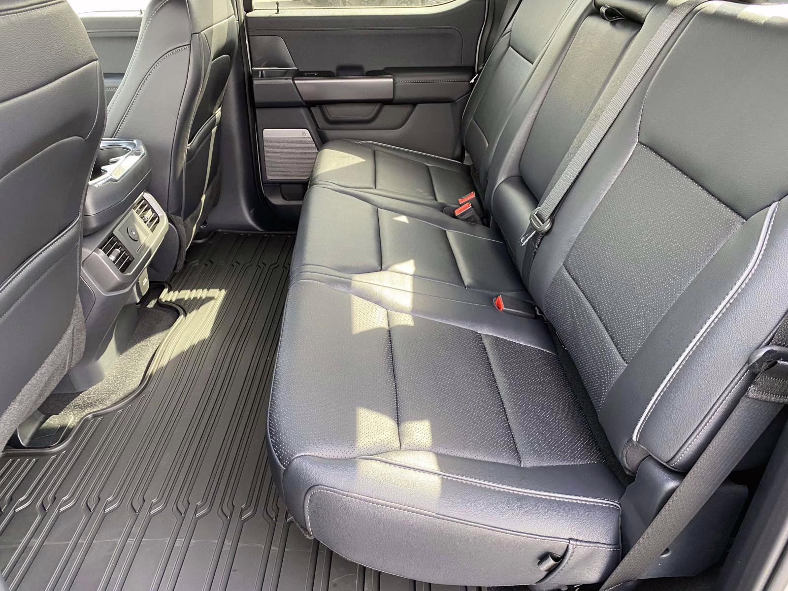 2026 Avalanche Ford F-150 Lariat 4X4 Truck