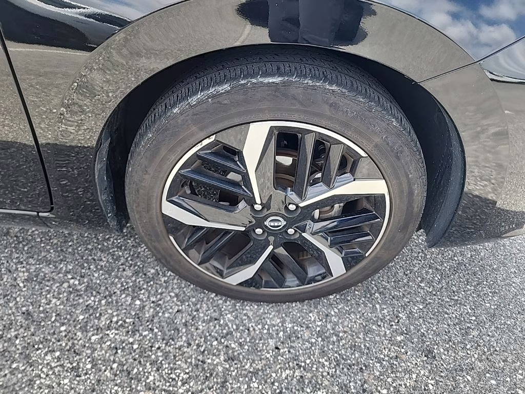 2024 Super Black Nissan Versa 1.6 SR FWD Sedan