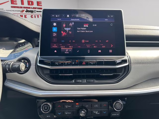 2025 Silver Zynith Metallic Clearcoat Jeep Compass Limited 4X4 SUV