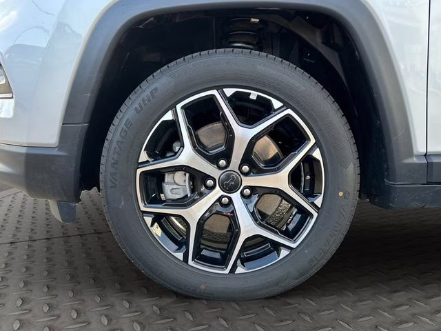 2025 Silver Zynith Metallic Clearcoat Jeep Compass Limited 4X4 SUV