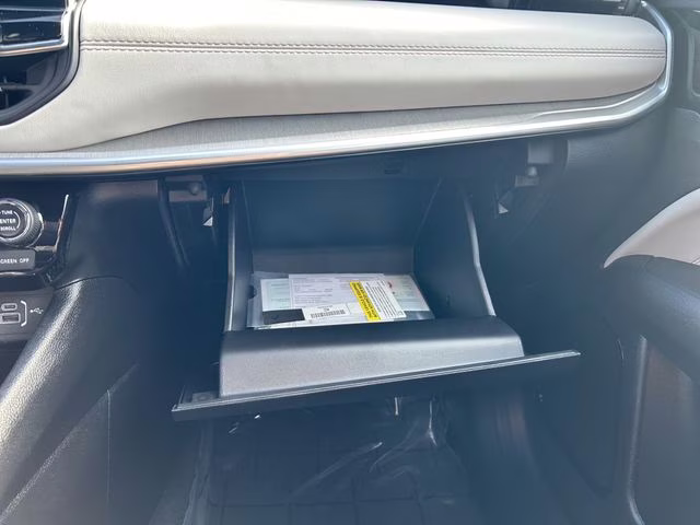 2025 Silver Zynith Metallic Clearcoat Jeep Compass Limited 4X4 SUV