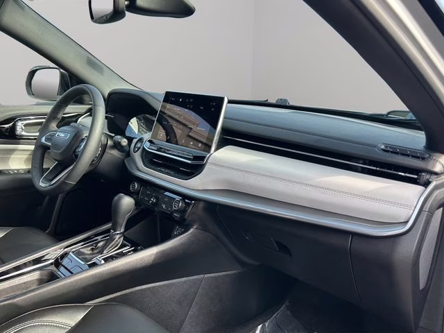 2025 Silver Zynith Metallic Clearcoat Jeep Compass Limited 4X4 SUV