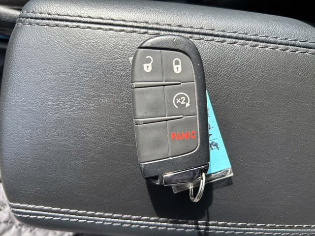 2025 Silver Zynith Metallic Clearcoat Jeep Compass Limited 4X4 SUV