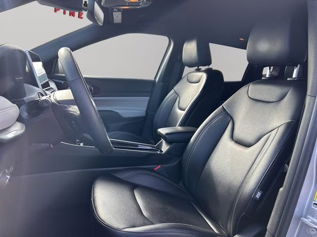 2025 Silver Zynith Metallic Clearcoat Jeep Compass Limited 4X4 SUV