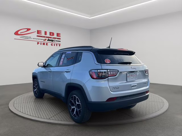 2025 Silver Zynith Metallic Clearcoat Jeep Compass Limited 4X4 SUV