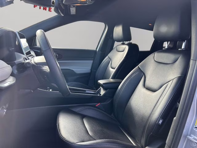 2025 Silver Zynith Metallic Clearcoat Jeep Compass Limited 4X4 SUV