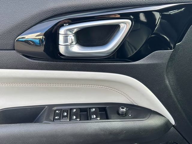 2025 Silver Zynith Metallic Clearcoat Jeep Compass Limited 4X4 SUV