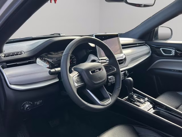 2025 Silver Zynith Metallic Clearcoat Jeep Compass Limited 4X4 SUV