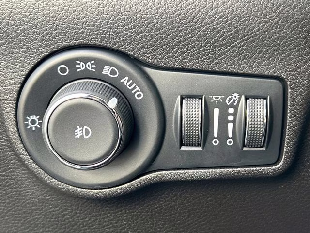 2025 Silver Zynith Metallic Clearcoat Jeep Compass Limited 4X4 SUV