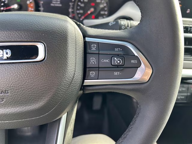 2025 Silver Zynith Metallic Clearcoat Jeep Compass Limited 4X4 SUV