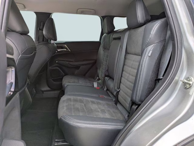 2023 Silver Mitsubishi Outlander SE Special Edition FWD SUV