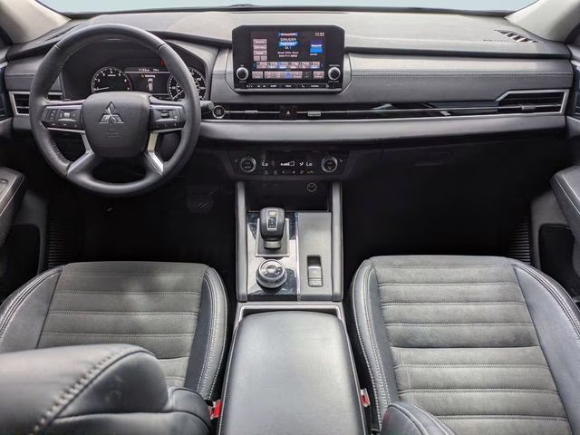 2023 Silver Mitsubishi Outlander SE Special Edition FWD SUV