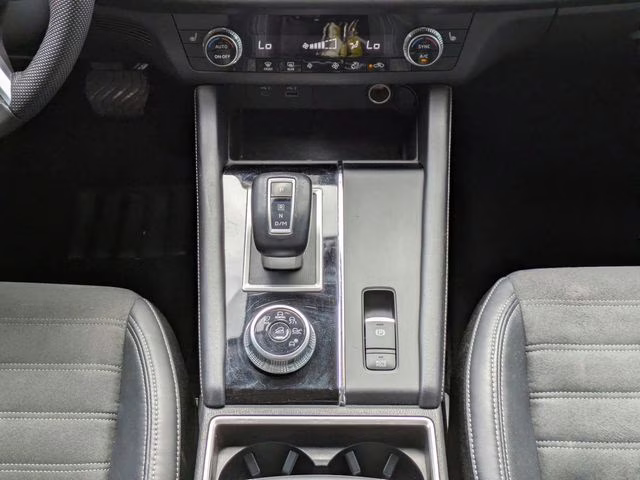 2023 Silver Mitsubishi Outlander SE Special Edition FWD SUV