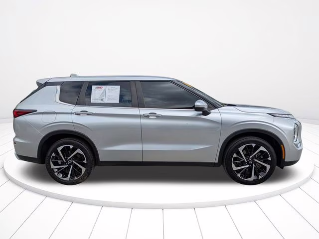 2023 Silver Mitsubishi Outlander SE Special Edition FWD SUV