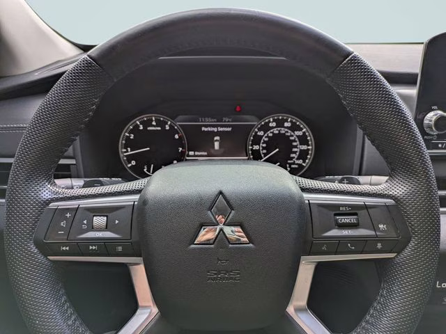 2023 Silver Mitsubishi Outlander SE Special Edition FWD SUV