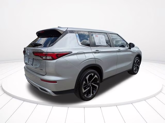 2023 Silver Mitsubishi Outlander SE Special Edition FWD SUV