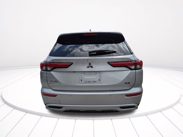 2023 Silver Mitsubishi Outlander SE Special Edition FWD SUV