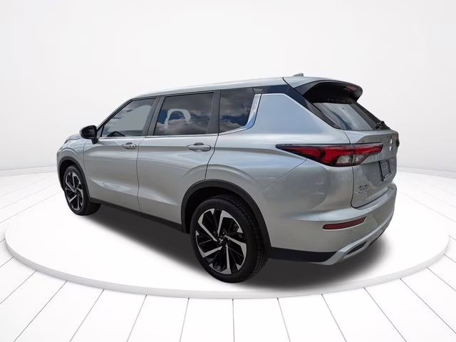 2023 Silver Mitsubishi Outlander SE Special Edition FWD SUV