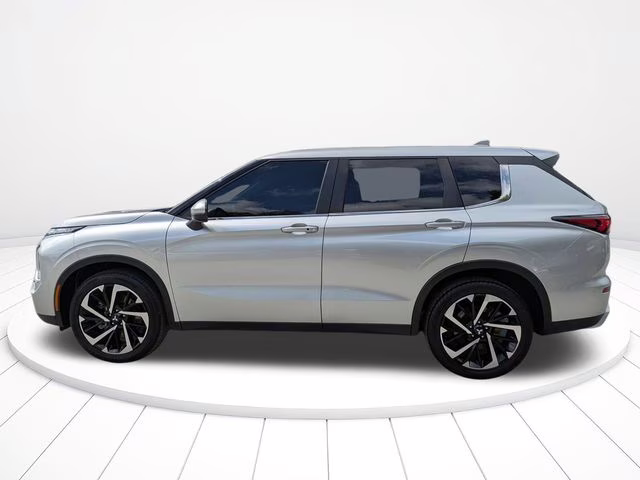 2023 Silver Mitsubishi Outlander SE Special Edition FWD SUV