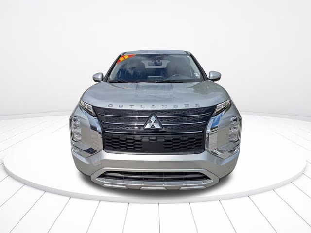 2023 Silver Mitsubishi Outlander SE Special Edition FWD SUV