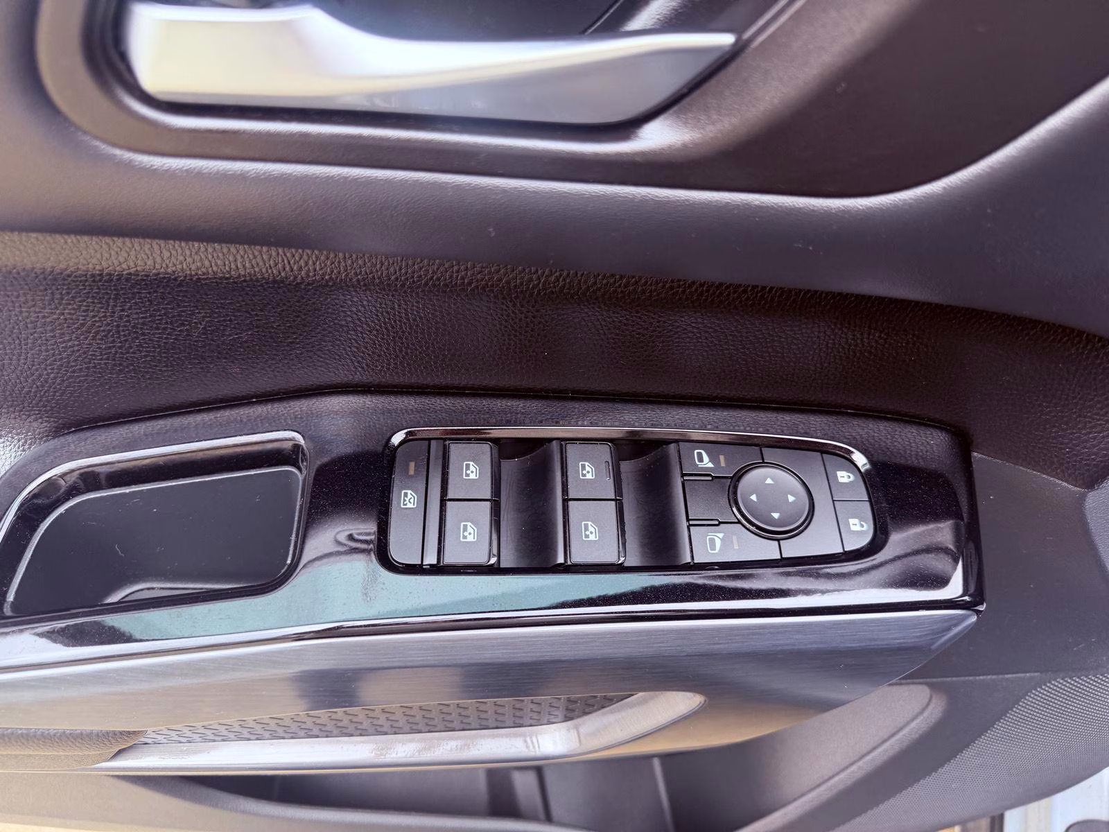 2024 Solid Gray/Super Black Nissan Pathfinder SL 4X4 SUV