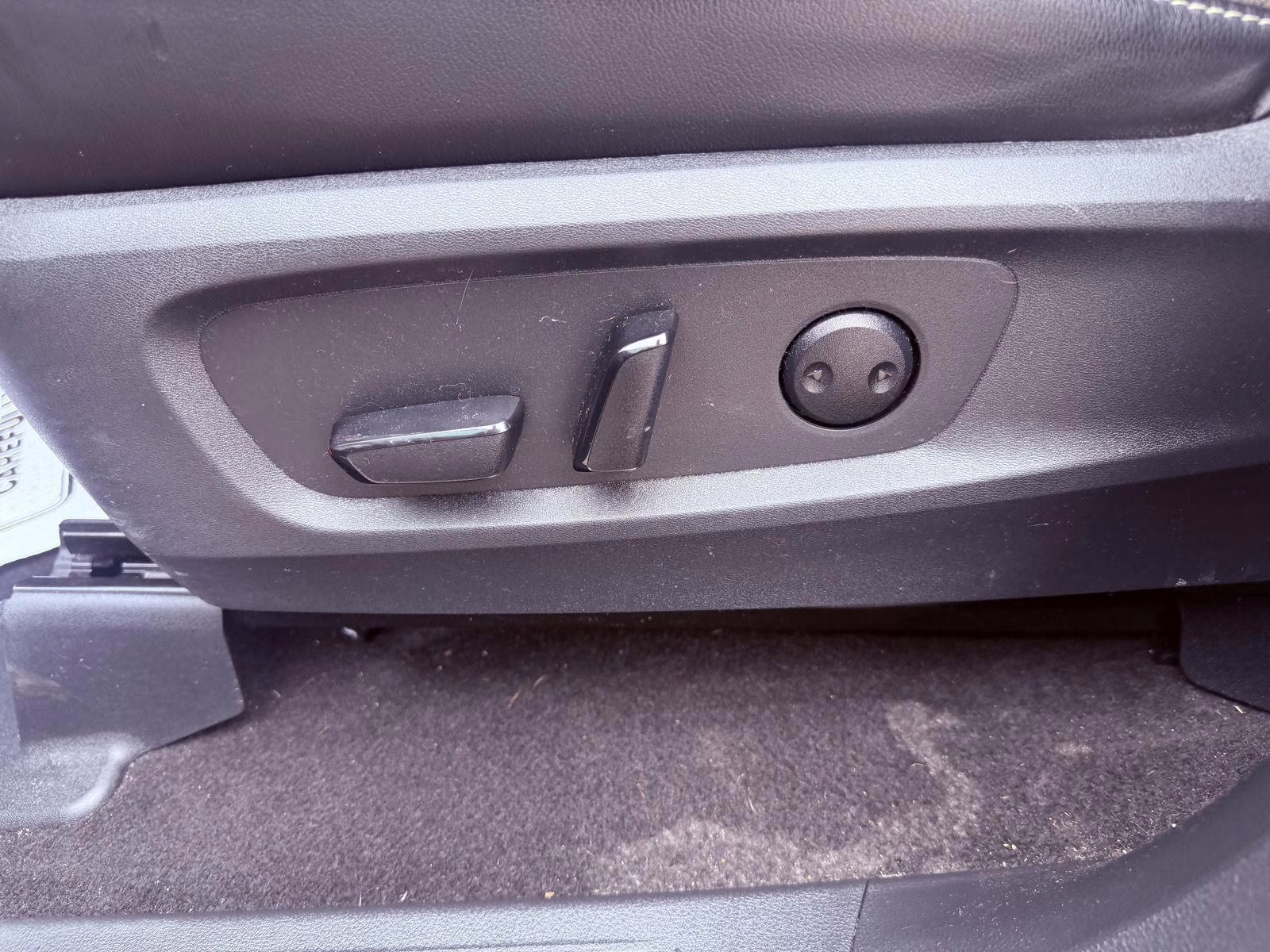 2024 Solid Gray/Super Black Nissan Pathfinder SL 4X4 SUV