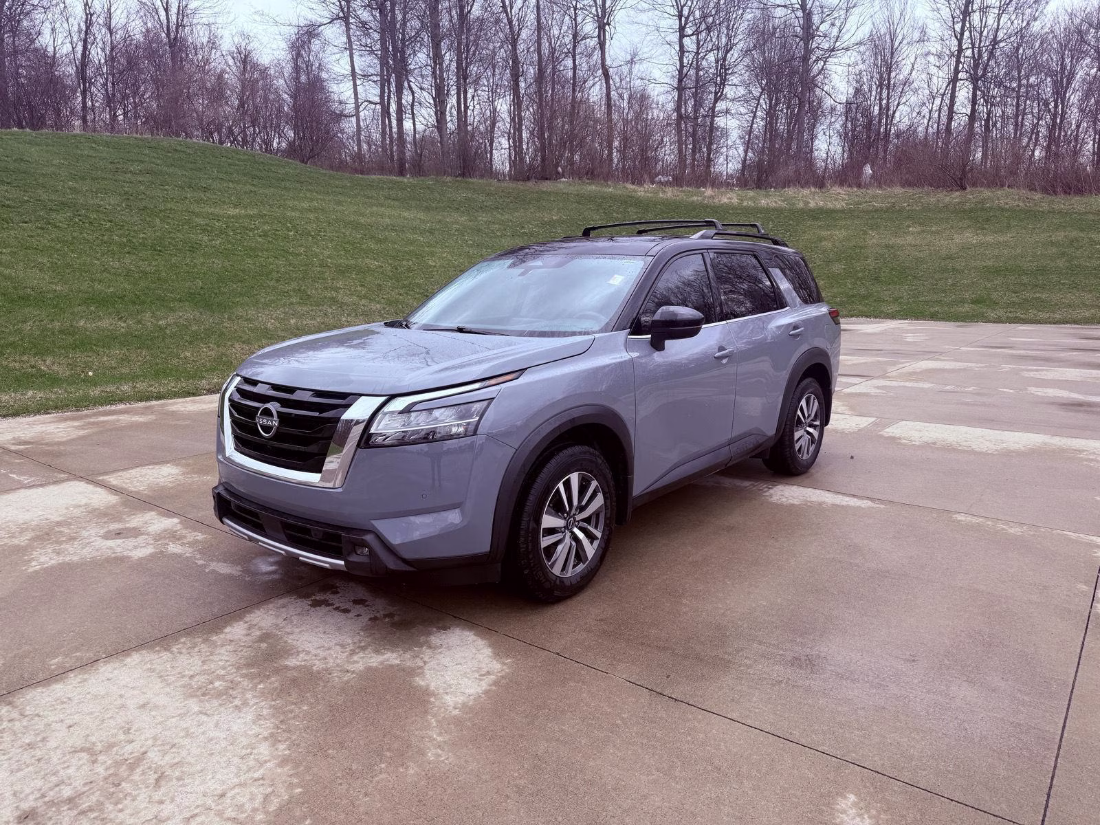 2024 Solid Gray/Super Black Nissan PATHFINDER SL SL 4X4 Crossover