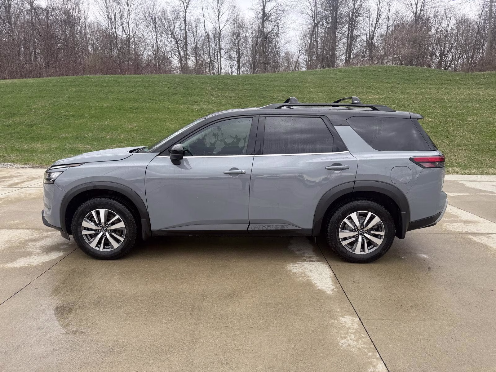 2024 Solid Gray/Super Black Nissan PATHFINDER SL SL 4X4 Crossover