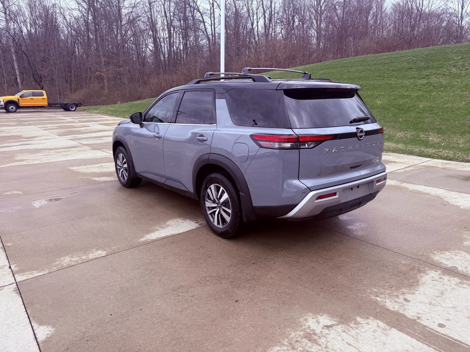 2024 Solid Gray/Super Black Nissan PATHFINDER SL SL 4X4 Crossover