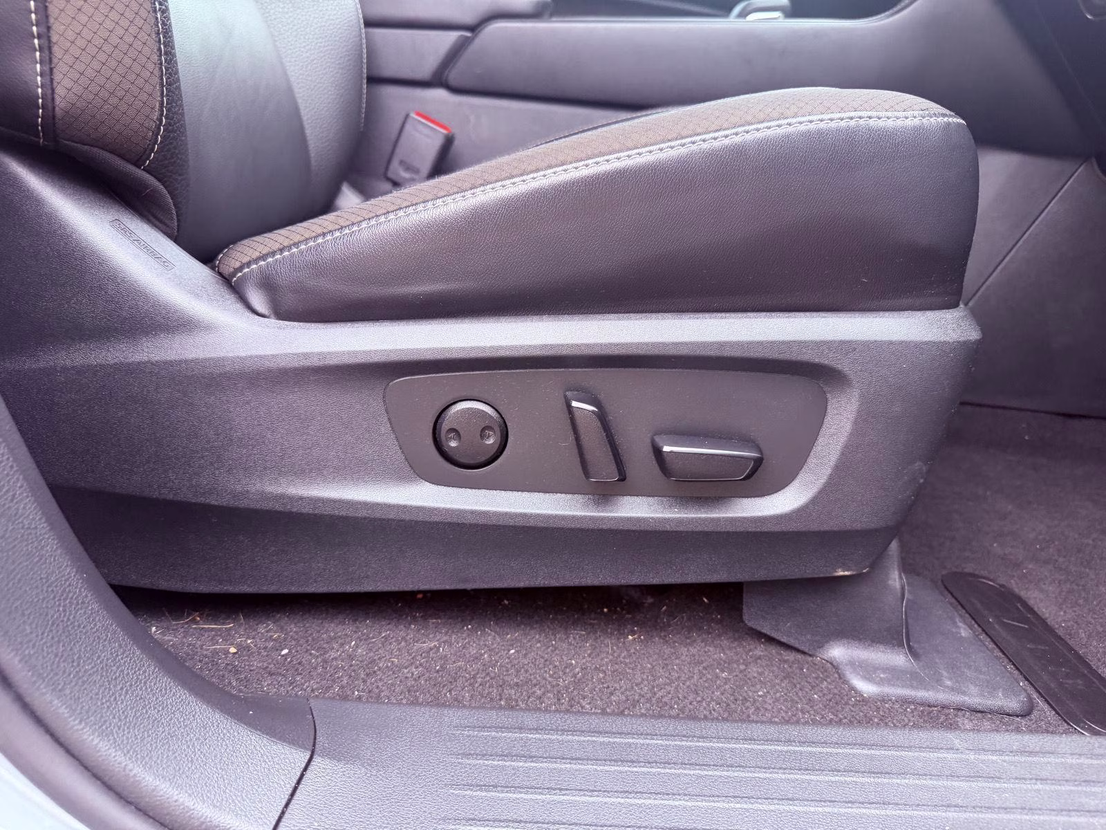 2024 Solid Gray/Super Black Nissan Pathfinder SL 4X4 SUV