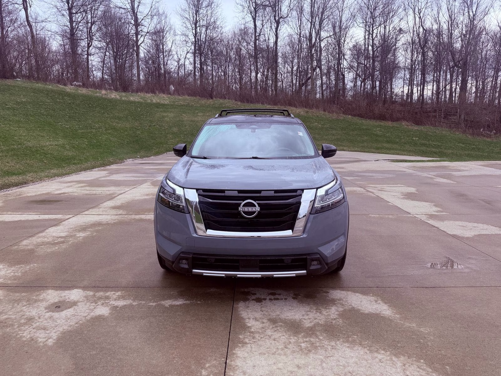 2024 Solid Gray/Super Black Nissan PATHFINDER SL SL 4X4 Crossover