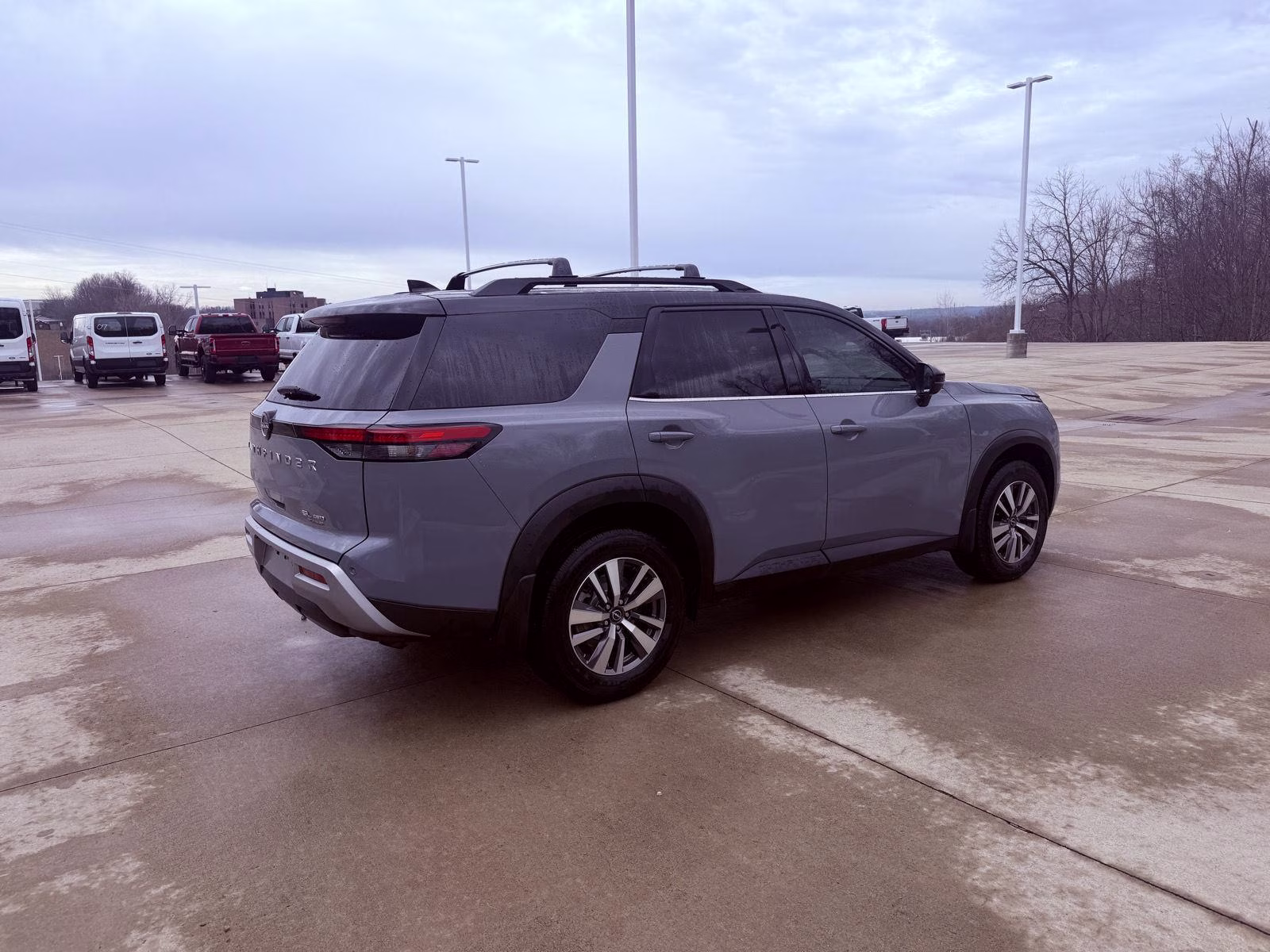 2024 Solid Gray/Super Black Nissan PATHFINDER SL SL 4X4 Crossover