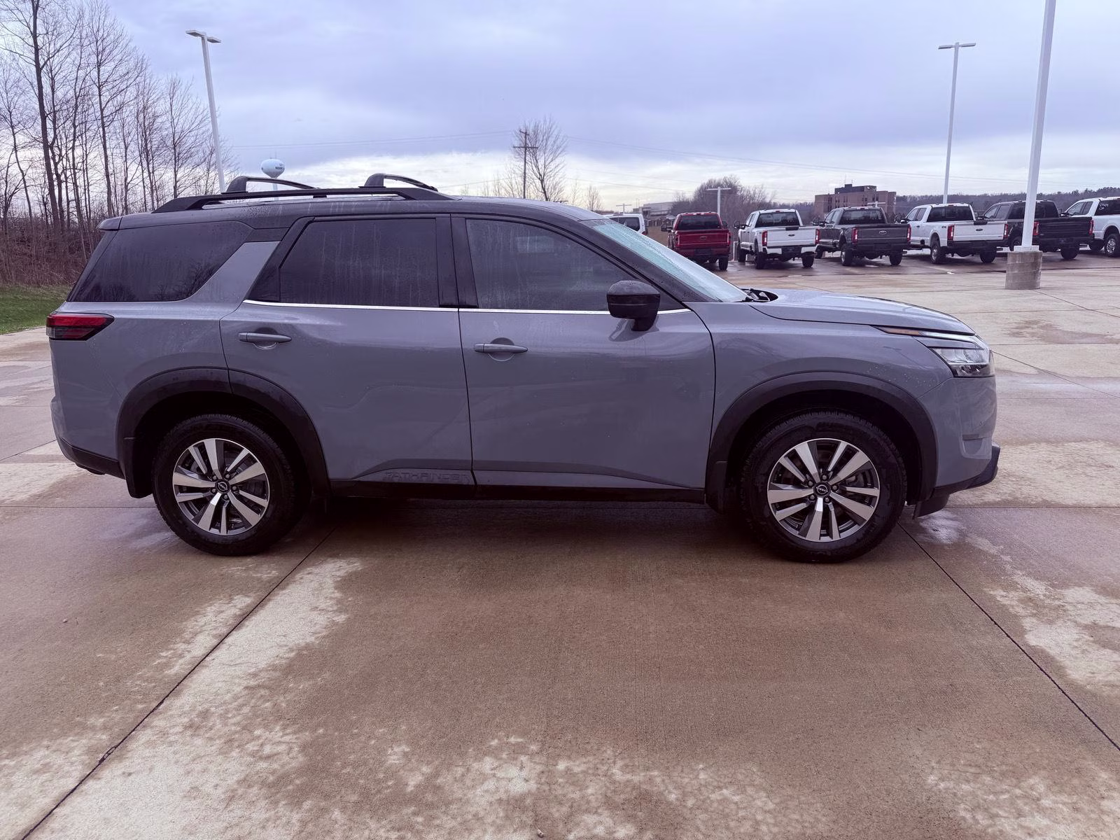 2024 Solid Gray/Super Black Nissan PATHFINDER SL SL 4X4 Crossover