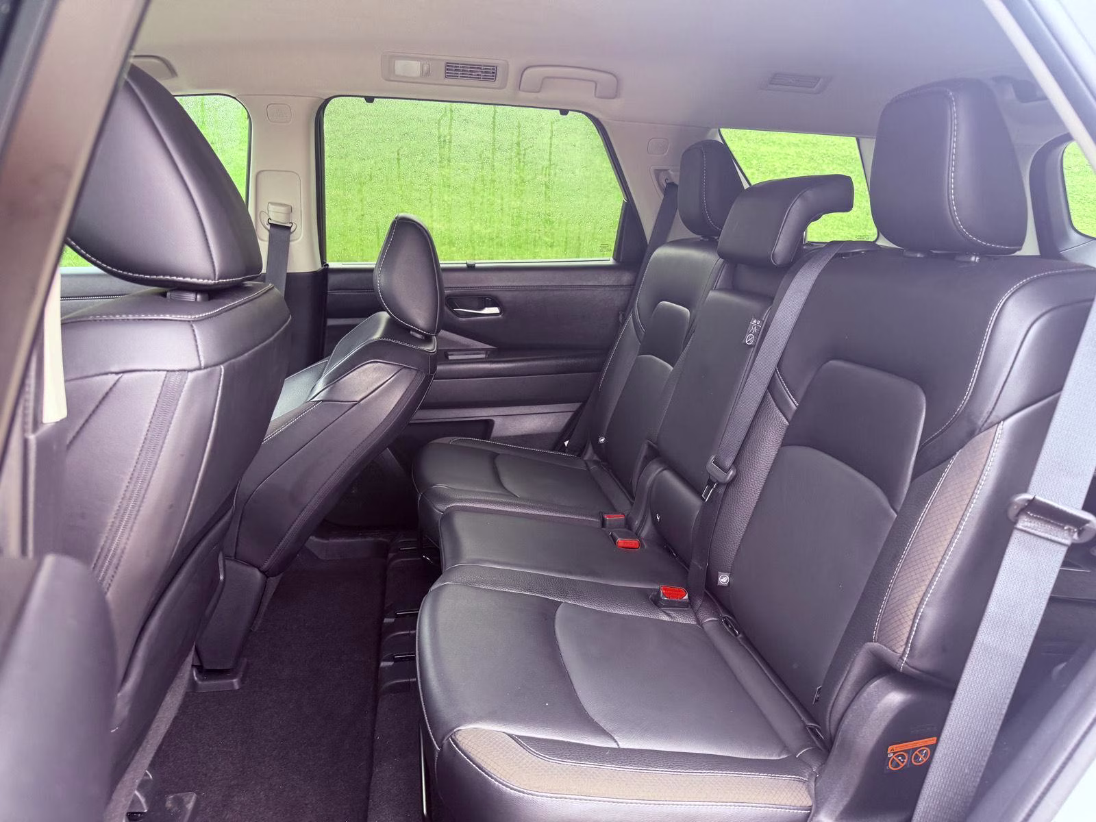 2024 Solid Gray/Super Black Nissan Pathfinder SL 4X4 SUV