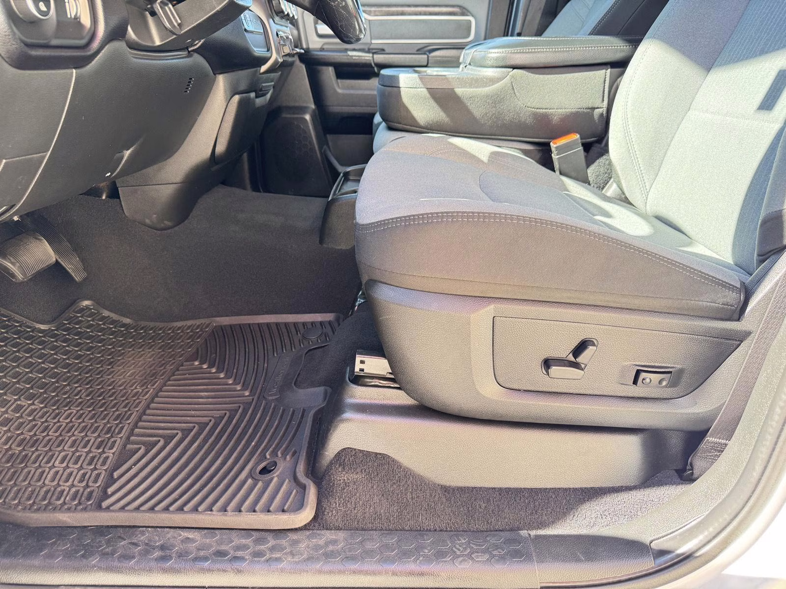 2022 Bright White Clearcoat Ram 3500 Big Horn 4X4 Truck