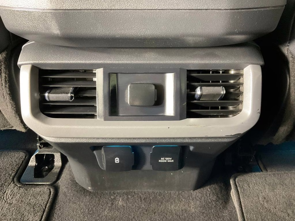 2024 Oxford White Ford F-150 Lariat 4X4 Truck