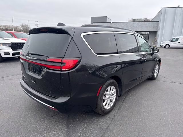 2022 Brilliant Black Crystal Pearlcoat Chrysler Pacifica Touring L FWD Van
