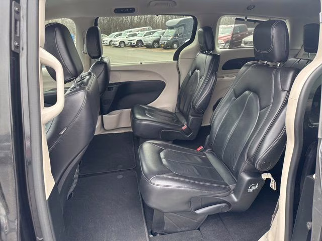 2022 Brilliant Black Crystal Pearlcoat Chrysler Pacifica Touring L FWD Van