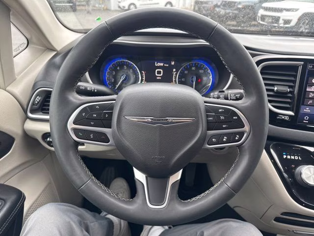 2022 Brilliant Black Crystal Pearlcoat Chrysler Pacifica Touring L FWD Van