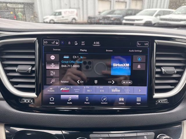 2022 Brilliant Black Crystal Pearlcoat Chrysler Pacifica Touring L FWD Van