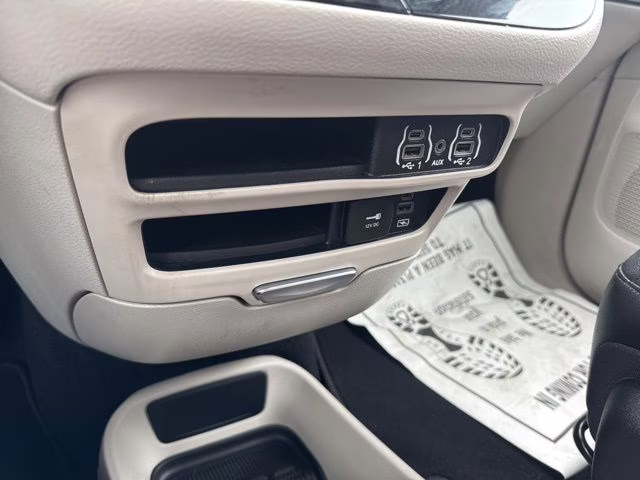 2022 Brilliant Black Crystal Pearlcoat Chrysler Pacifica Touring L FWD Van