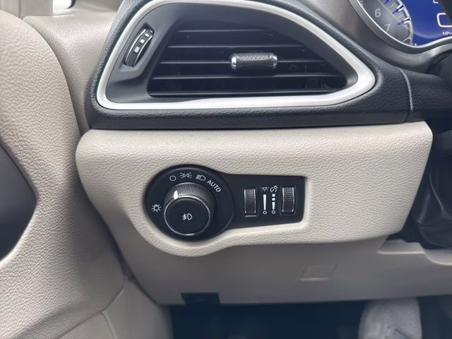 2022 Brilliant Black Crystal Pearlcoat Chrysler Pacifica Touring L FWD Van