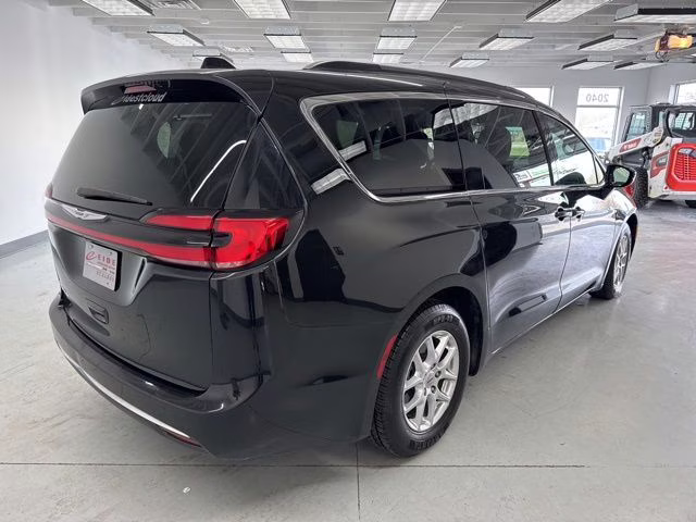 2022 Brilliant Black Crystal Pearlcoat Chrysler Pacifica Touring L FWD Van