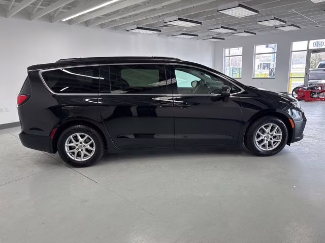 2022 Brilliant Black Crystal Pearlcoat Chrysler Pacifica Touring L FWD Van