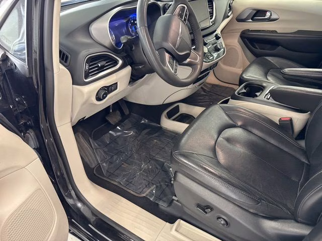 2022 Brilliant Black Crystal Pearlcoat Chrysler Pacifica Touring L FWD Van