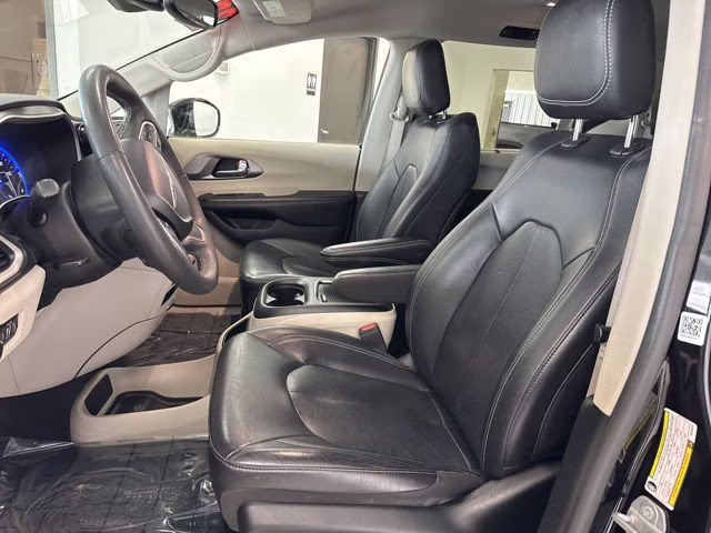 2022 Brilliant Black Crystal Pearlcoat Chrysler Pacifica Touring L FWD Van